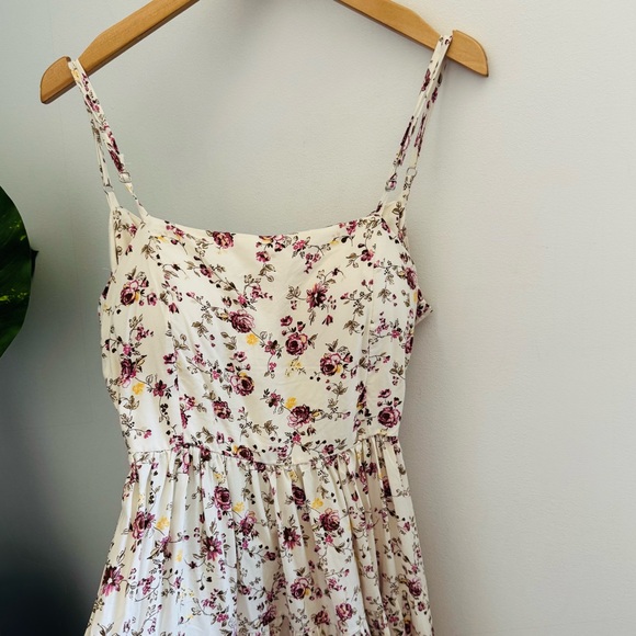 URBAN PLANET | White Floral Tiered Mini Dress with Built In Bra Cups Size Medium - Picture 5 of 7